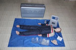 Manikin CPR do Dhaoine Fásta Le Múnla Oiliúna CPR faoi stiúir